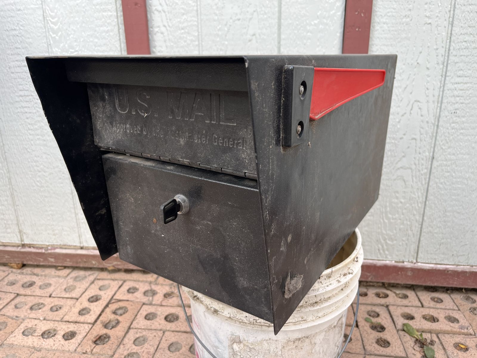 Steel locking mail box 