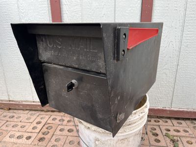 Steel locking mail box