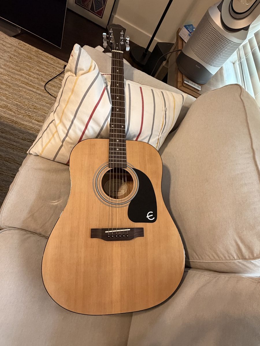 Acoustic Epiphone Guitar DR-100NA with case. Like new