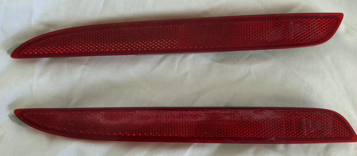 GENUINE 2012 MAZDA 3 HB REAR BUMPER REFLECTORS