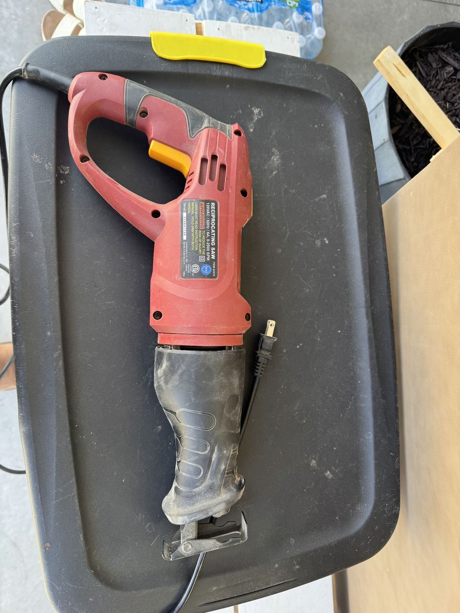 CHICAGO ELECTRIC 6 Amp Variable-Speed Reciprocating Saw