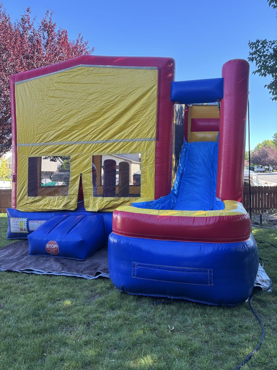 Wet and dry bounce house