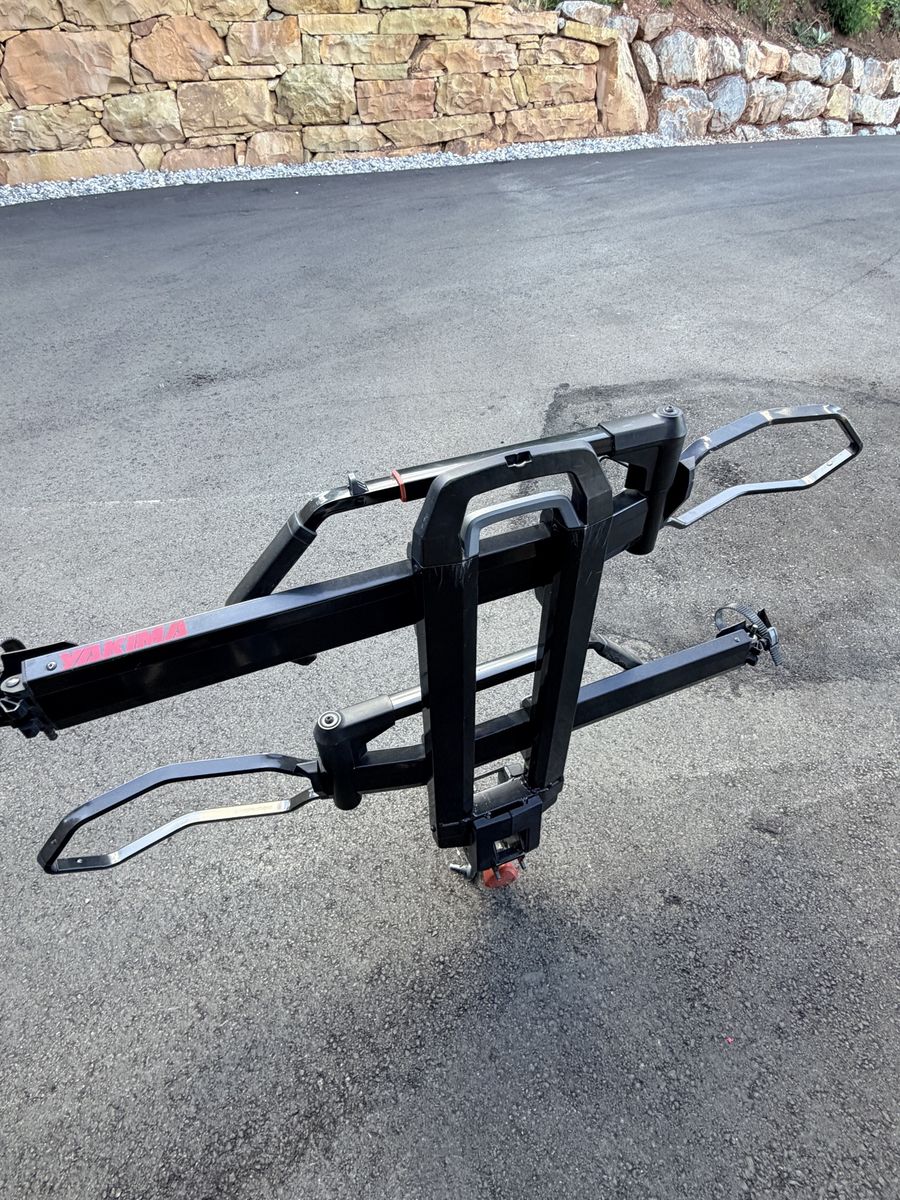 Yakima 2-Bike Hitch Rack - 2" Receiver, Locking Knob, Road/Mountain Bike Compatible