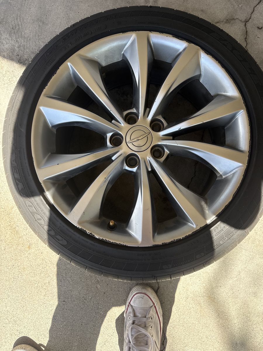 Wheel and tire off of 2016 Chrysler 200