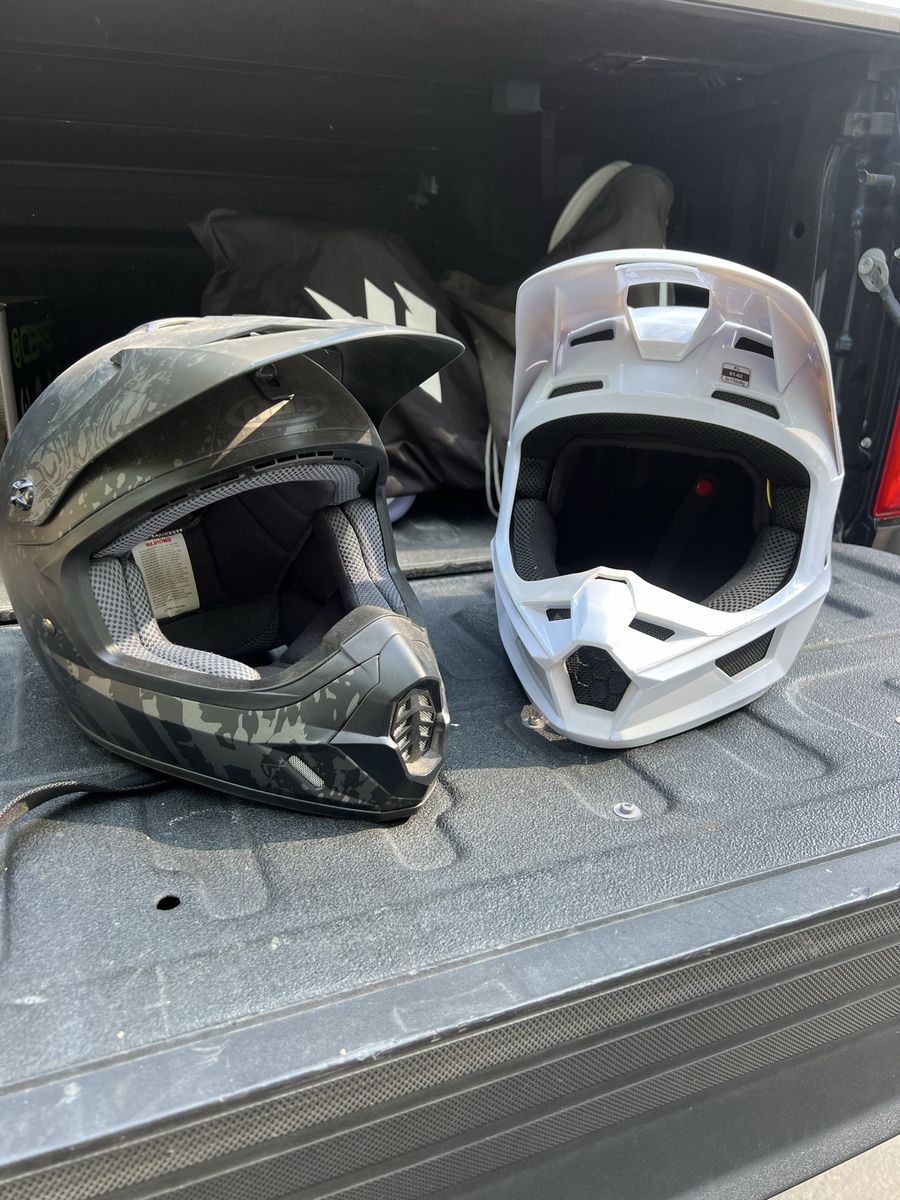 Dirt bike helmets ( fox v1 - hjc ) 