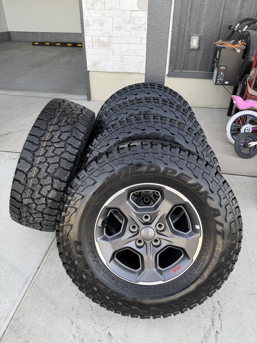 Jeep JT Gladiator Rubicon Wheel and Tires