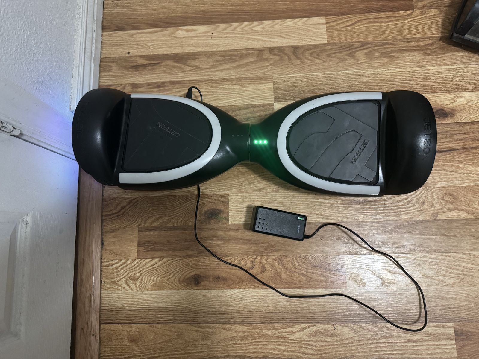 Jetson Strike  Hoverboard with LED Light Up Wheels, incluided original charger