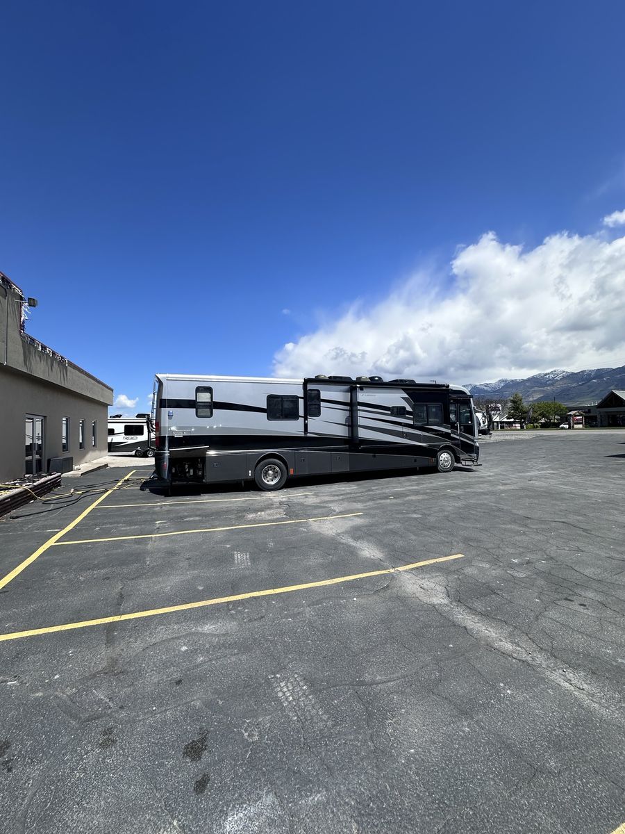 2005 Fleetwood Revolution LE 40' Diesel Pusher.