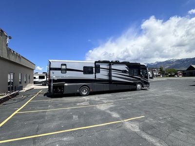 2005 Fleetwood Revolution LE 40' Diesel Pusher.