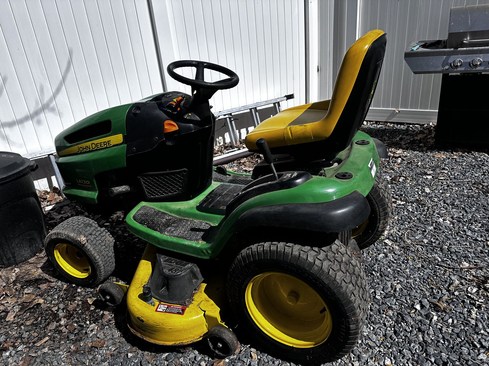 Joh deere Riding Lawnmower LA130