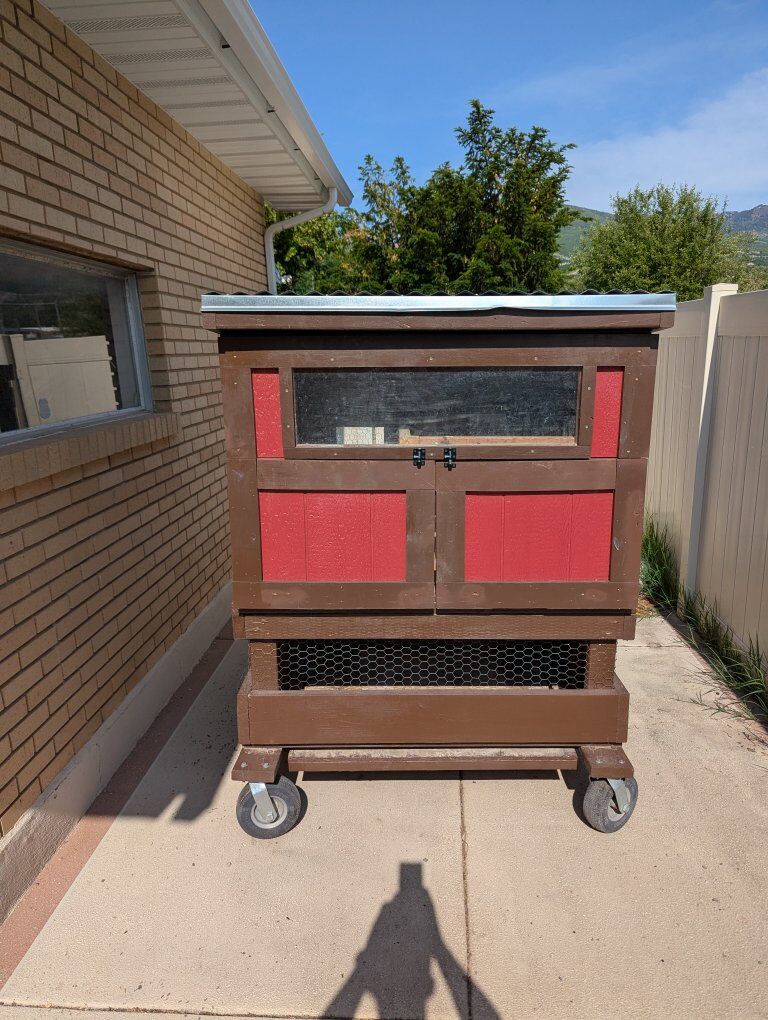 Portable chicken coop, on wheels, for 4-5 chickens