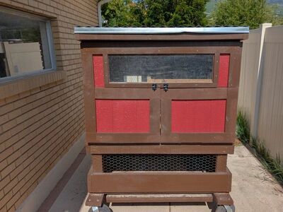 Portable chicken coop, on wheels, for 4-5 chickens