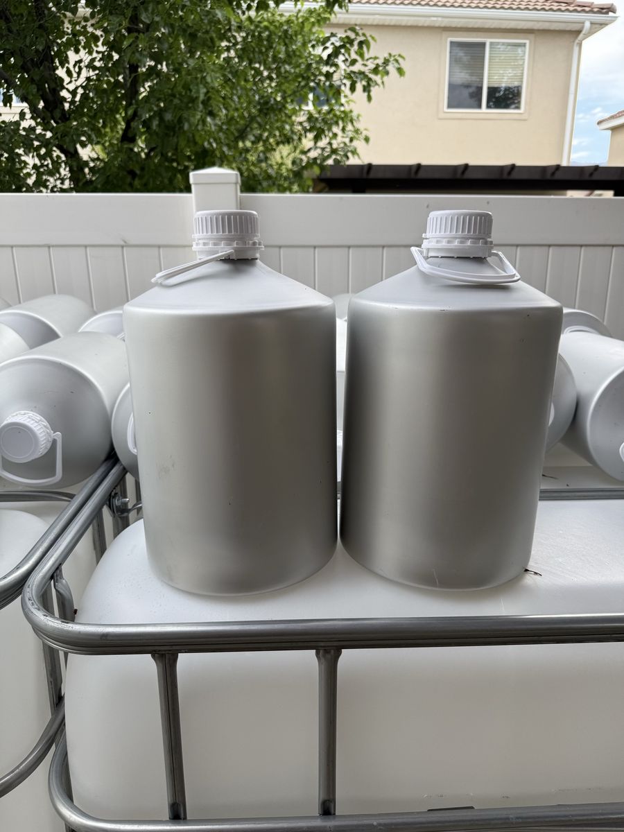 3 gallons containers