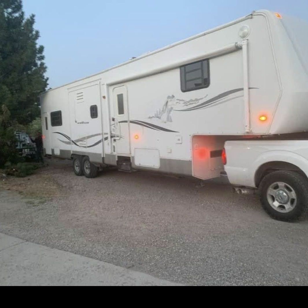 2004 fifth wheel toy hauler