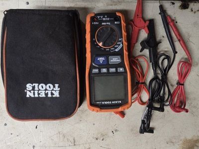 Klein Tools ET600 Digital AC/DC Voltage Tester with Leads and Carrying Case