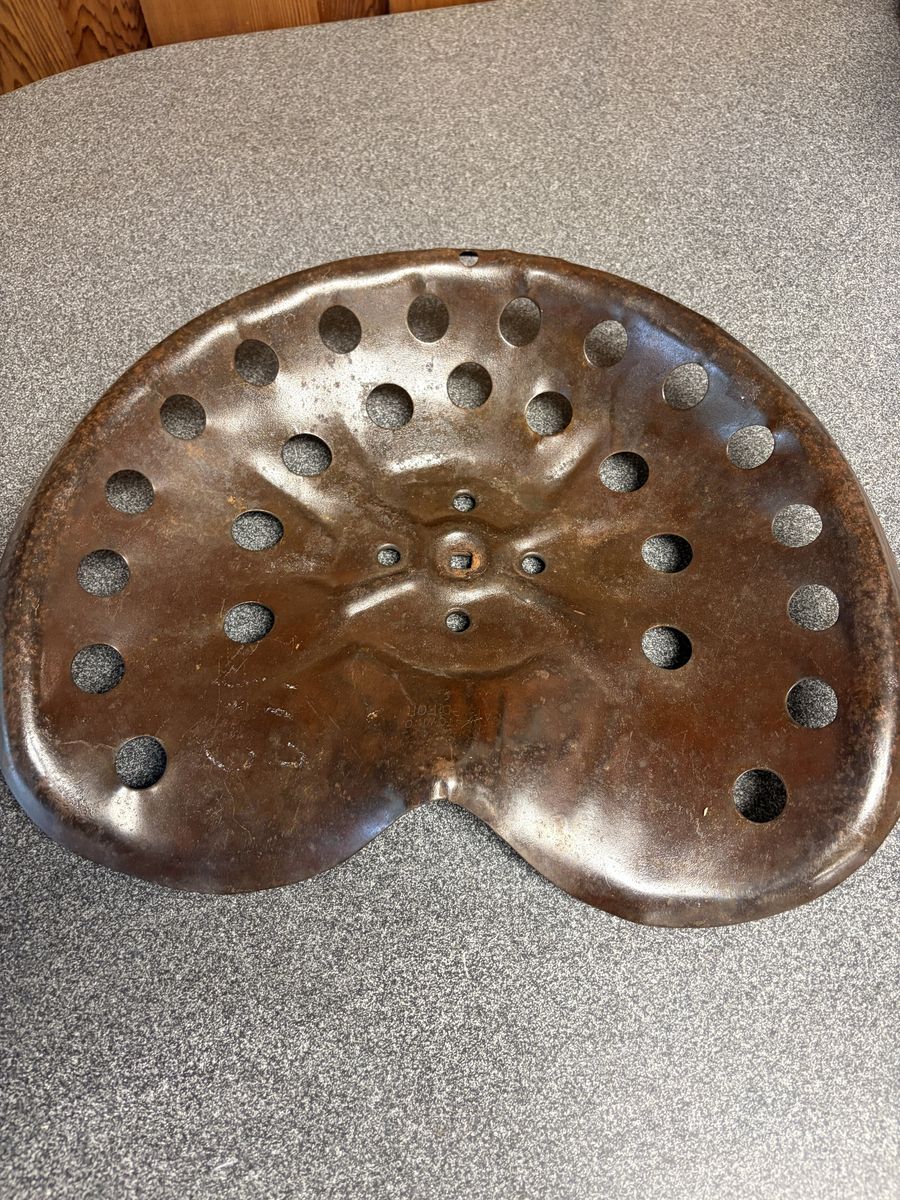 Vintage Cast Iron Tractor Seat Stool Farm Implement Implement Rustic Decor Art