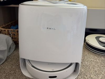 Narwal Freo J3 Robot Vacuum & Mop Combo with Self-Cleaning Station - White,