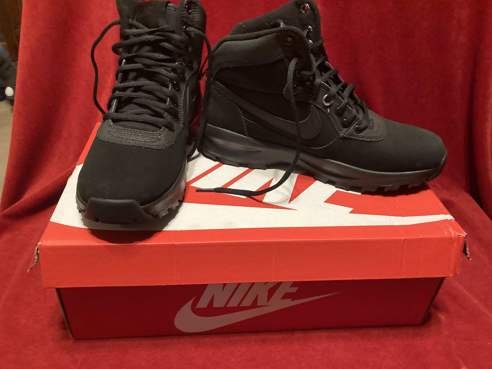 Nike Men’s Manoadome Triple Black Athletic Trail Hiking Boots New