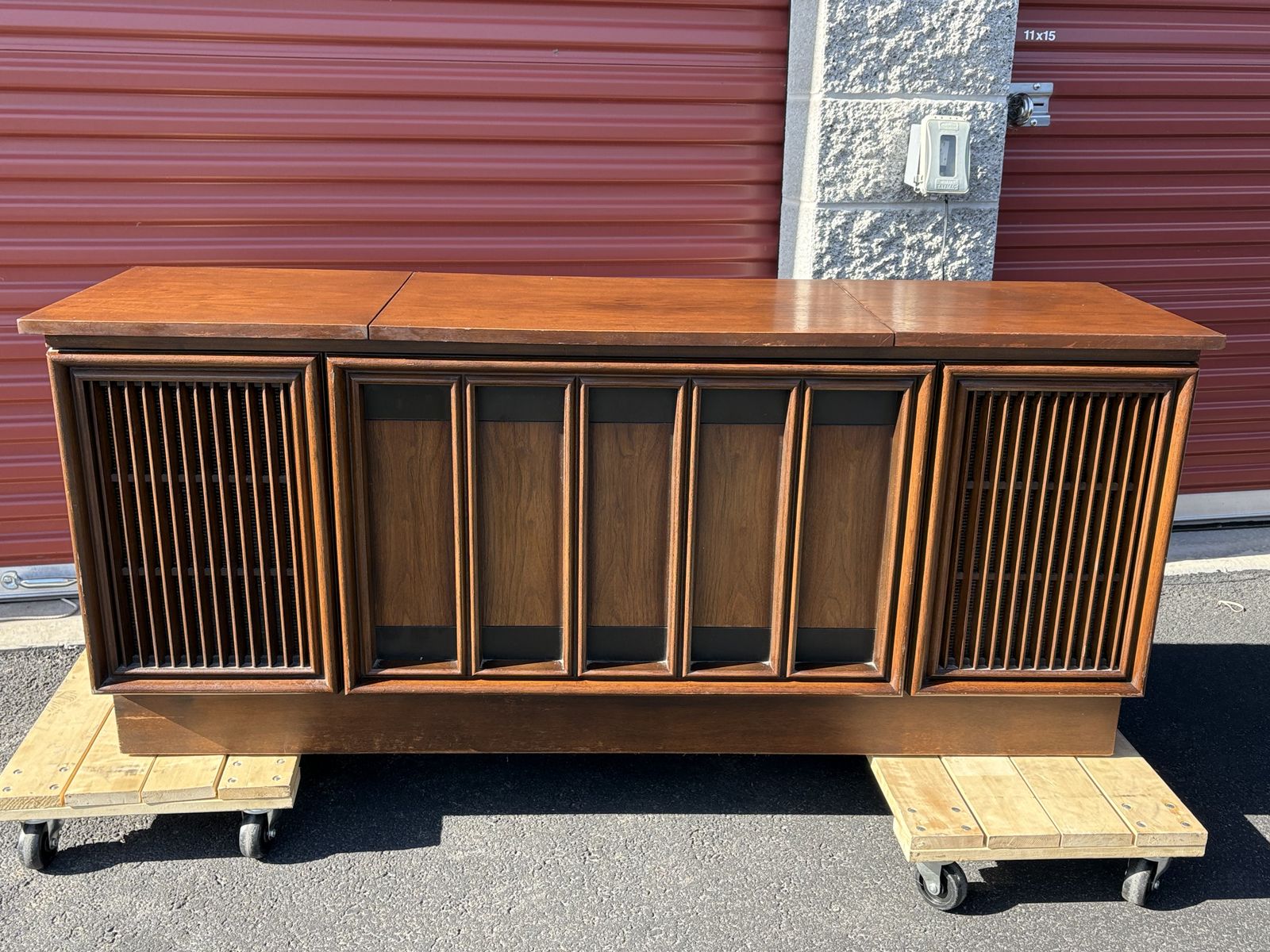 Working, beautiful Mid Century Modern stereo console credenza  MCM record player radio stereo