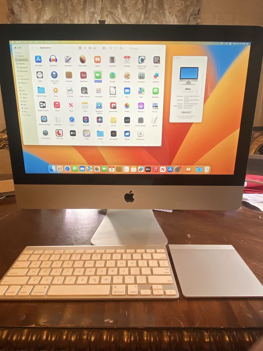 Apple IMac with MacOS 13, wireless keyboard and trackpad, DVD player, games, runs great