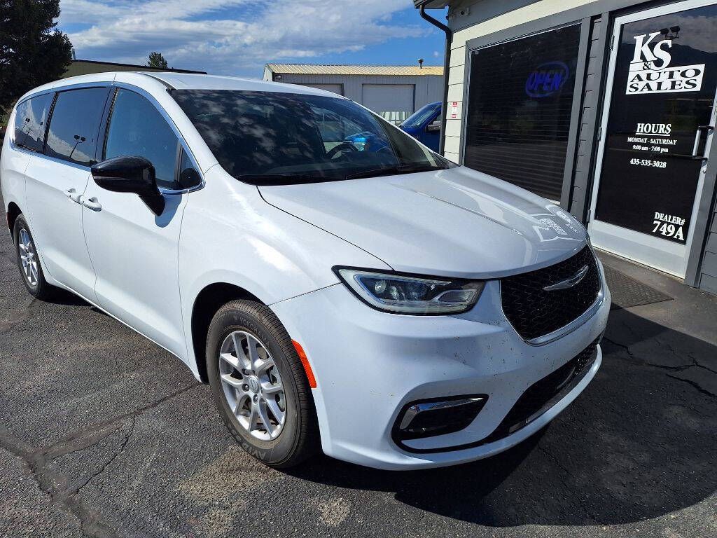 2026 Chrysler Pacifica Select
