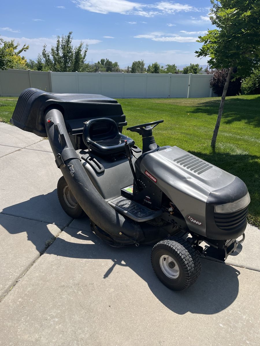 Craftsman LT2000 17.5HP Riding Lawnmower with Bagger - Gray