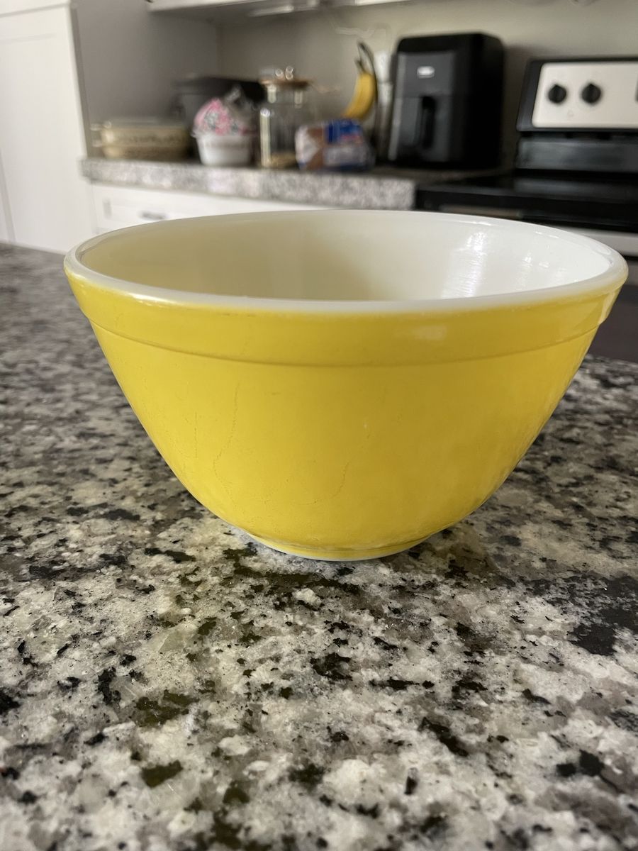 Pre-owned - Pyrex #401 Mixing Bowl, yellow 1-1/2 pt - Made in USA 7”
