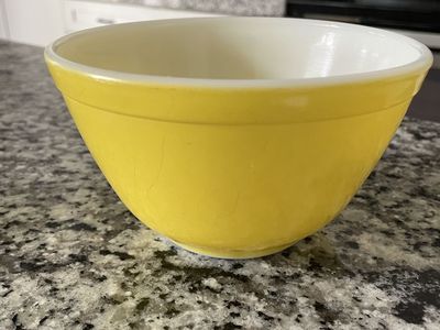 Pre-owned - Pyrex #401 Mixing Bowl, yellow 1-1/2 pt - Made in USA 7”