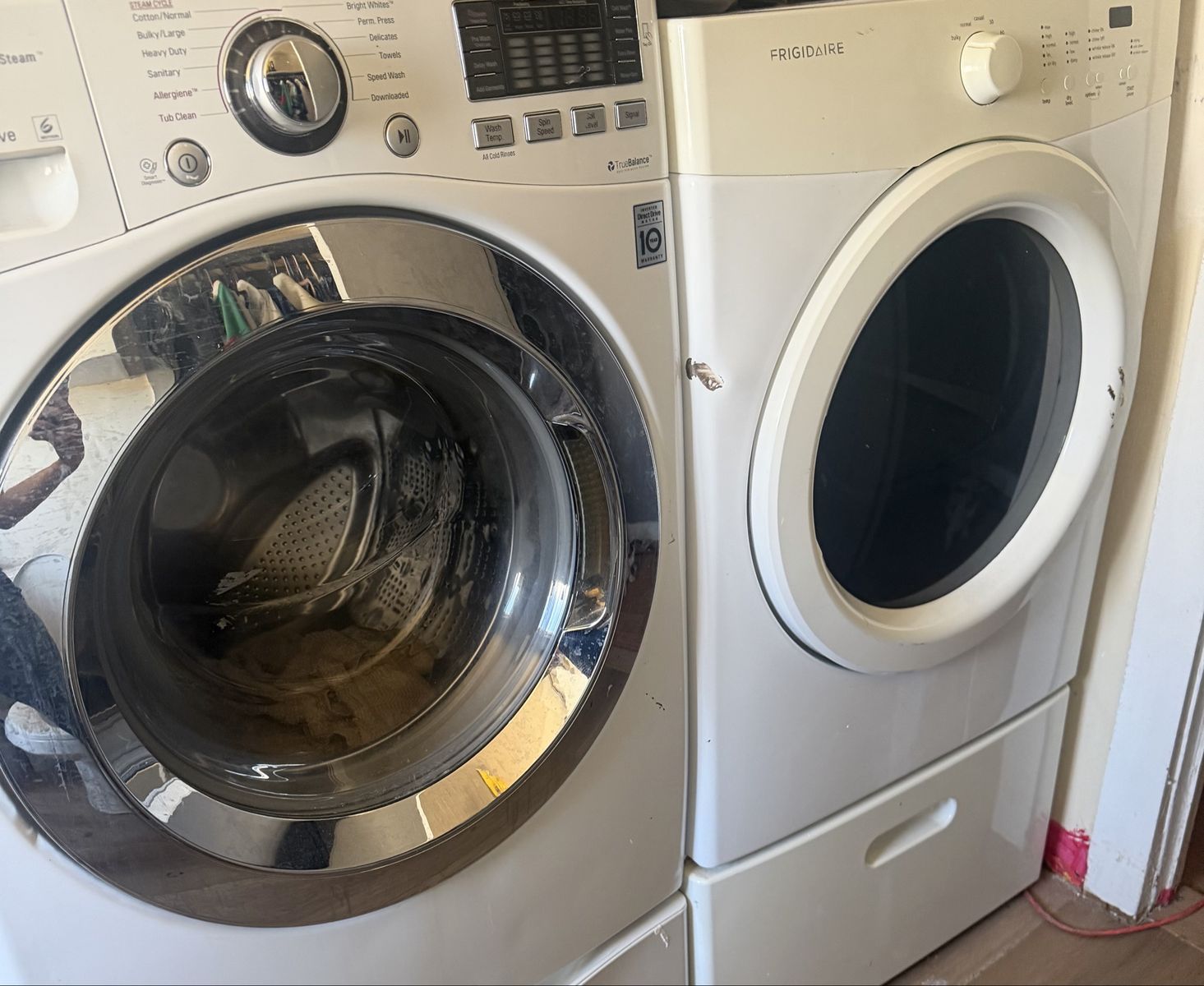 Washer and dryer with pedestals