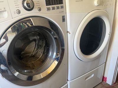 Washer and dryer with pedestals