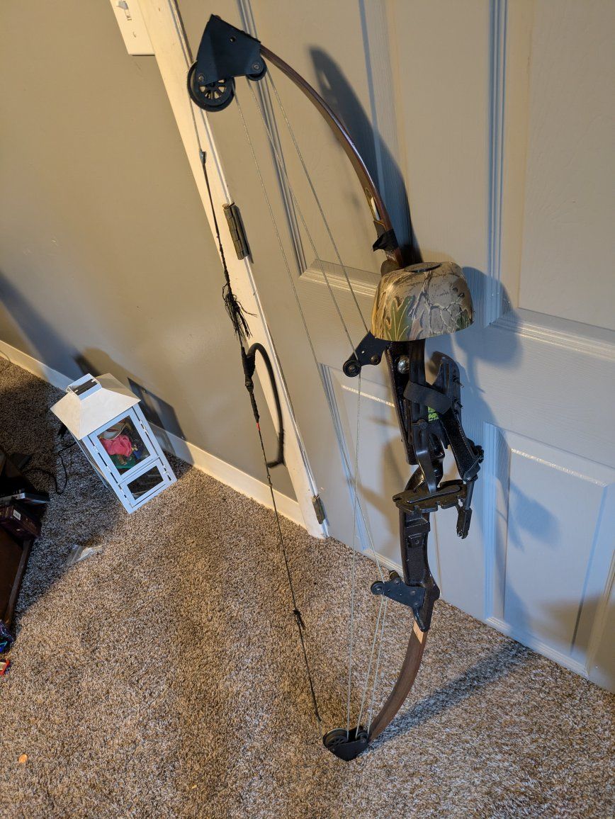Bear Archery Vintage Compound Bow with Quiver. see note. 