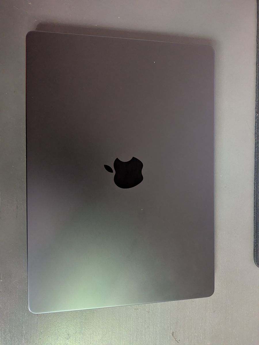 Macbook Pro M3 pro. 18gb ram. 512gb ssd. 14".
