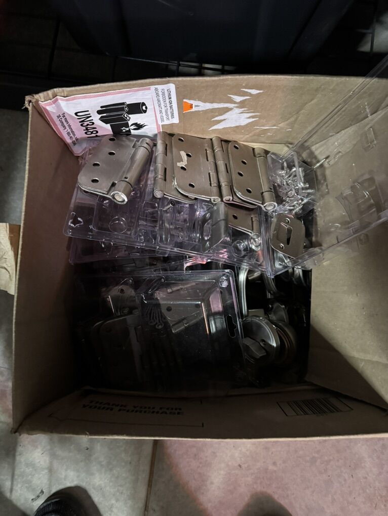 Door Hinges, Knobs, Lock, Stoppers Hardware Ext..