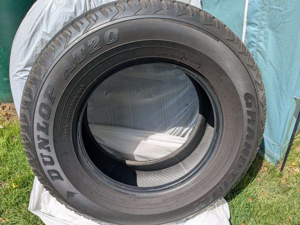 Dunlop AT 20 Grandtrek p265 /70 r17 113s tires