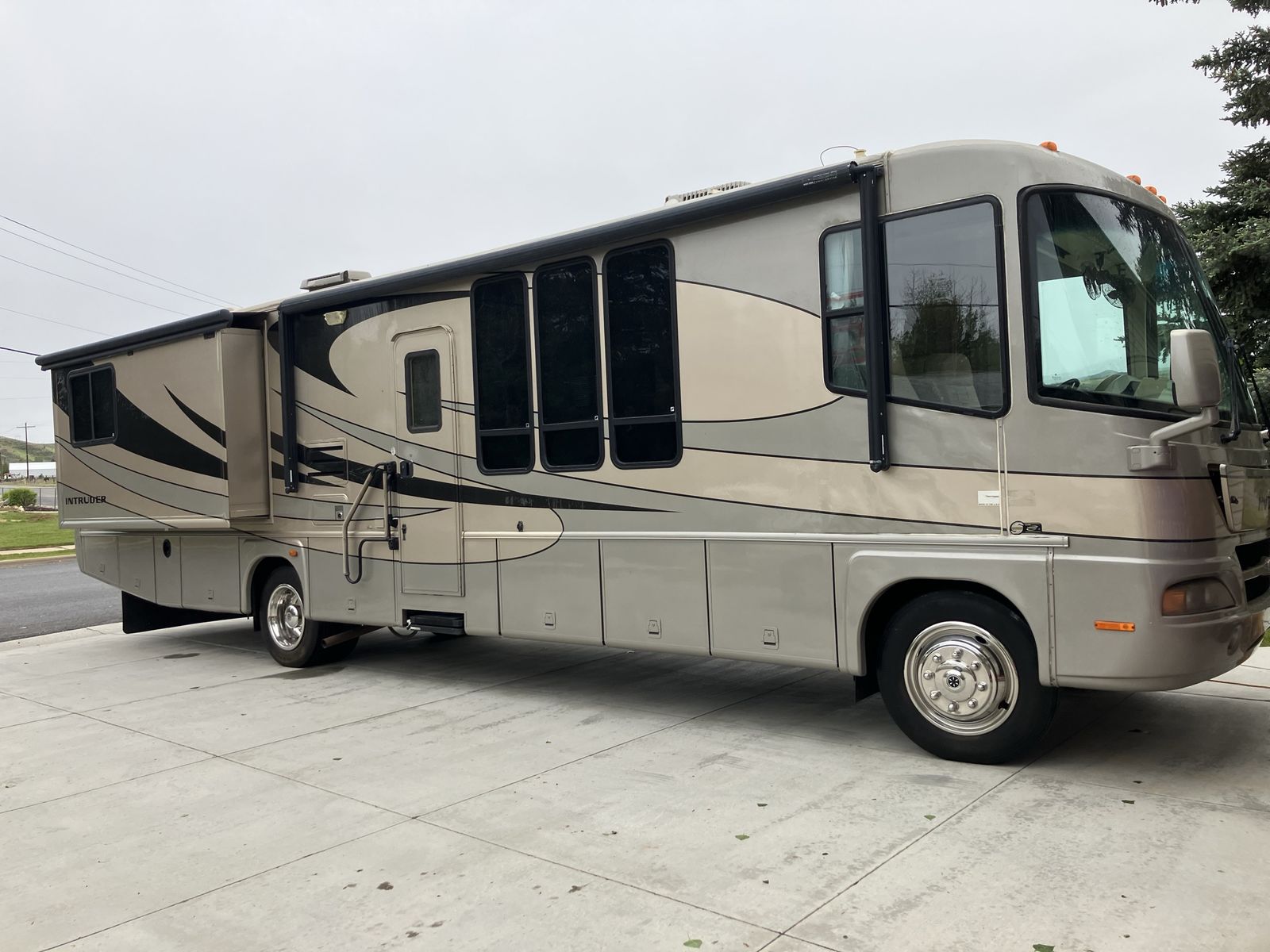 Damon intruder motorhome