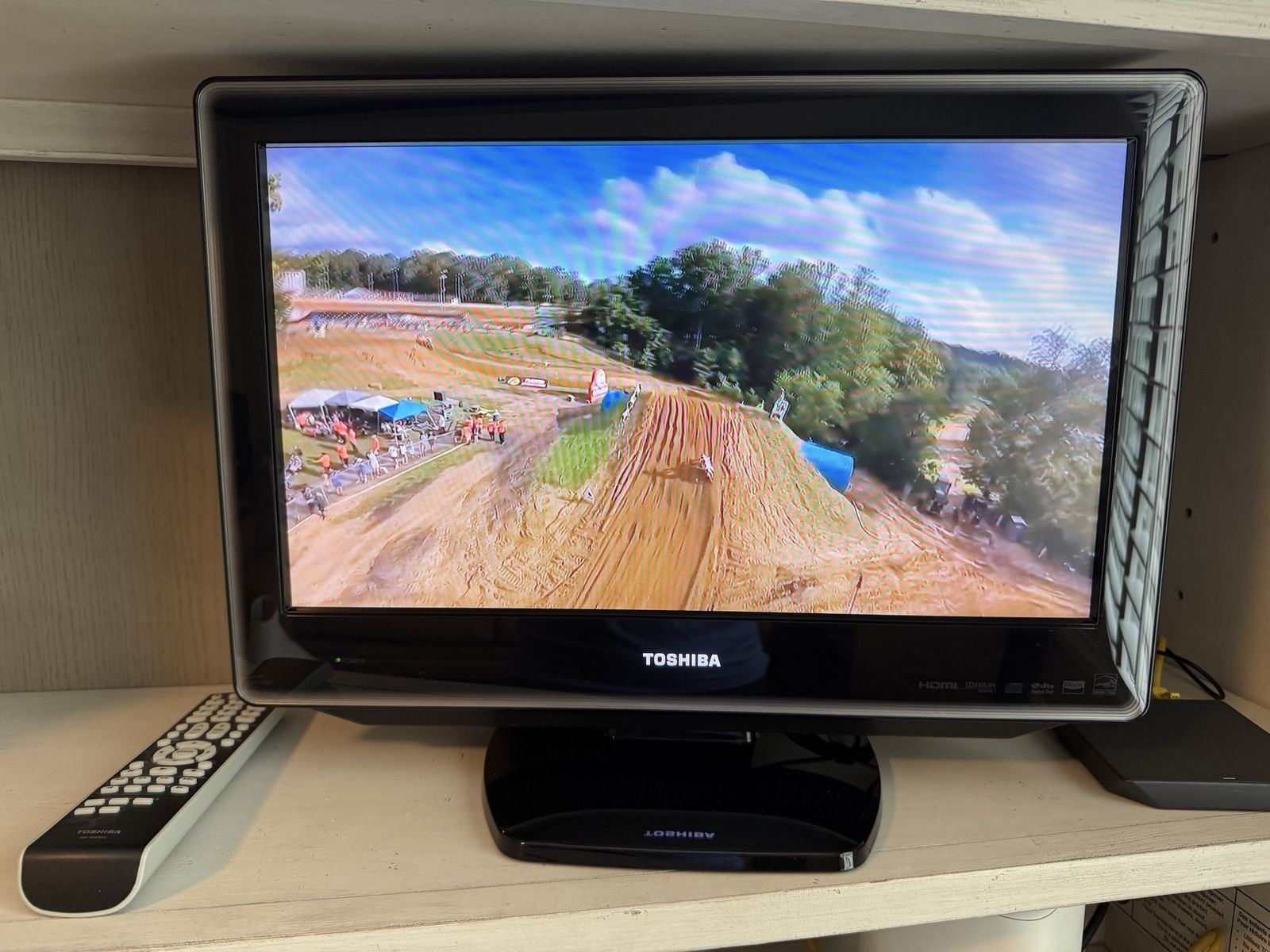 Toshiba 19LV610U 19-Inch LCD TV/DVD Combo with Remote Control