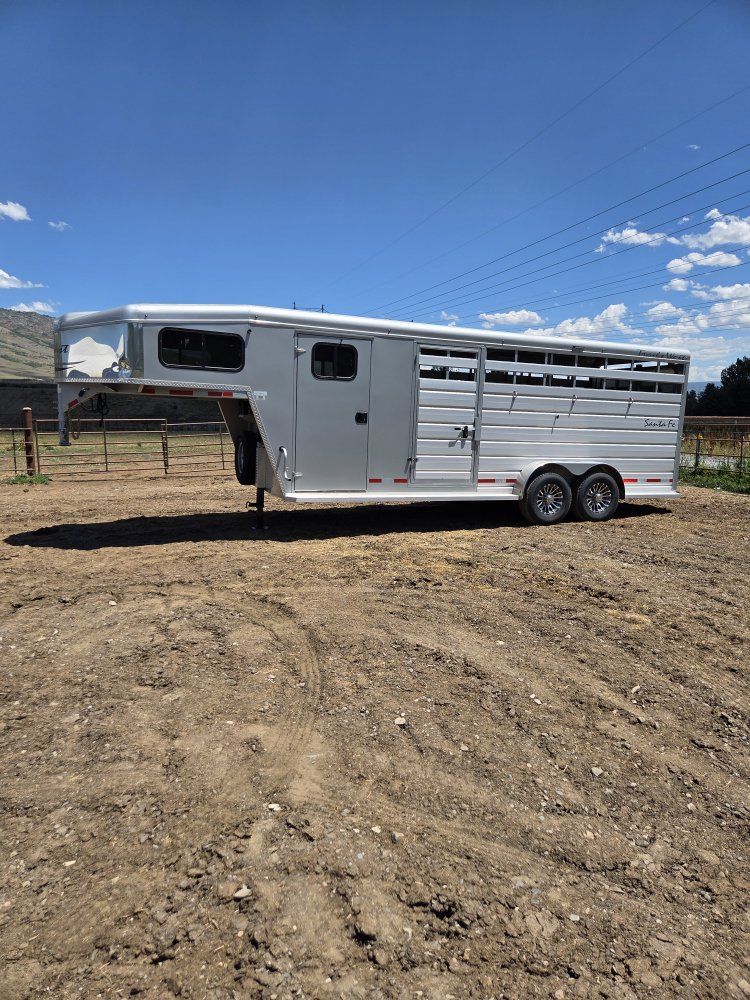 2022 Trails West Santa Fe Gooseneck Stock Combo