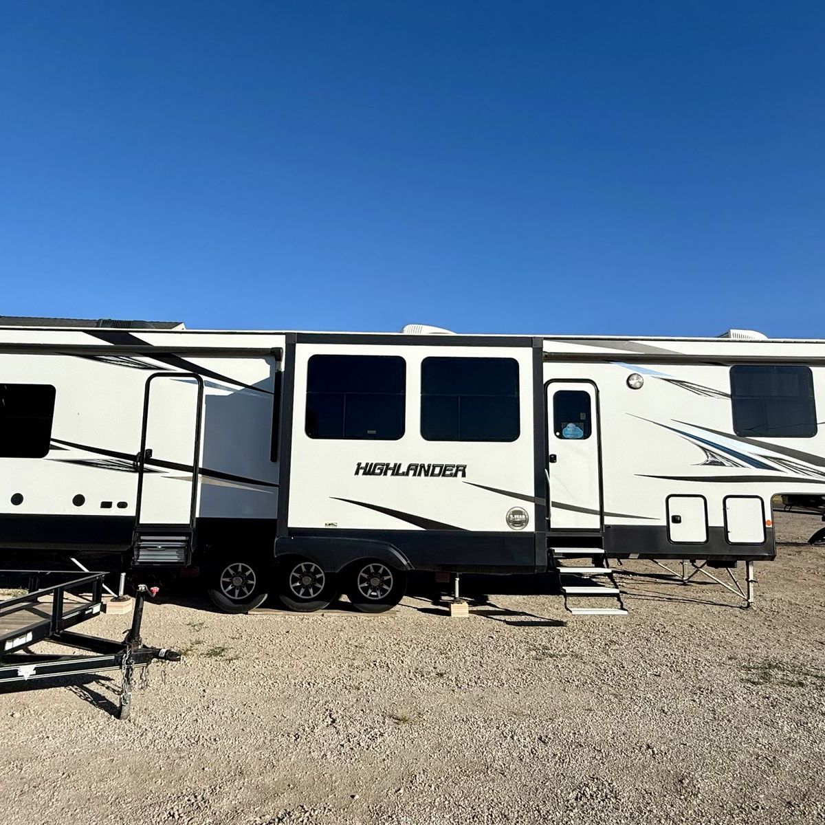 **Price Reduction ** 2019 Highland Ridge 42’ Luxury Toy Hauler w/ 15ft Garage like New, clean title in Hand, RV is Ready to Go.