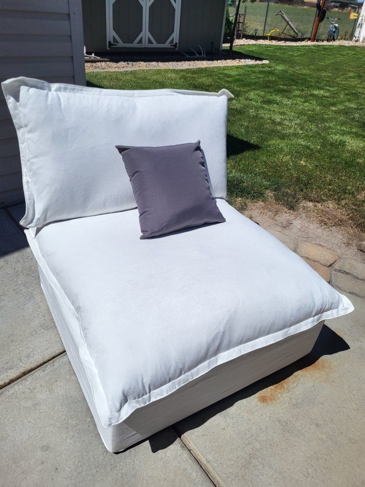 Oversized Plush Fabric Chair w/Pillows 
White*