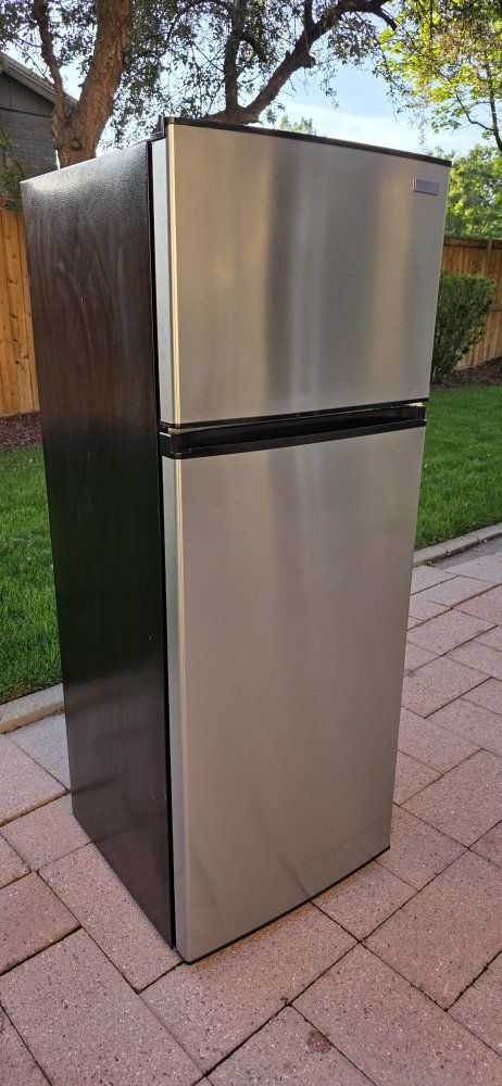 Vissani 7.1 Cu Ft Refrigerator / Freezer - Stainless Look - Works Great