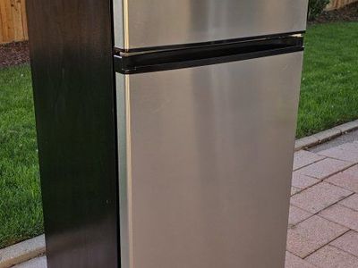 Vissani 7.1 Cu Ft Refrigerator / Freezer - Stainless Look - Works Great