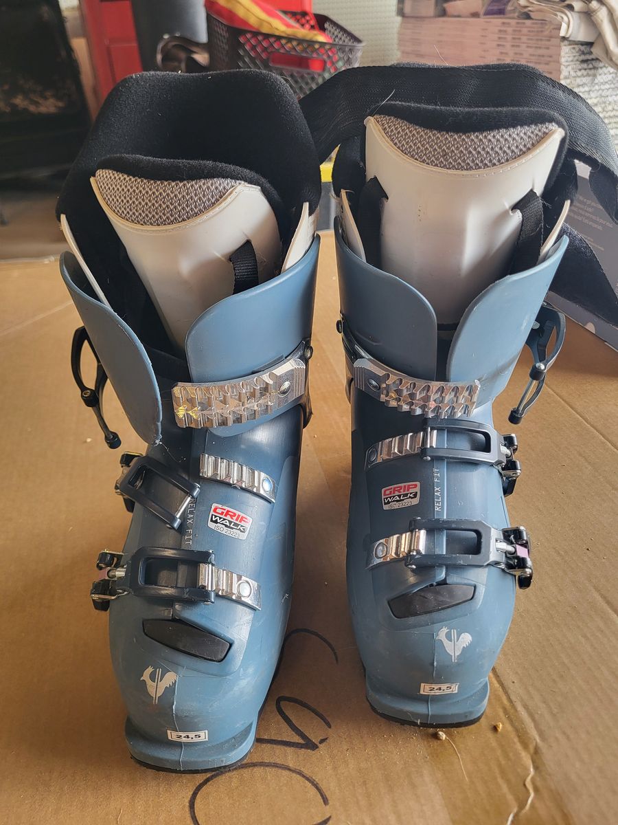 Women's ski boots