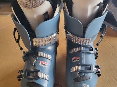 Women's ski boots