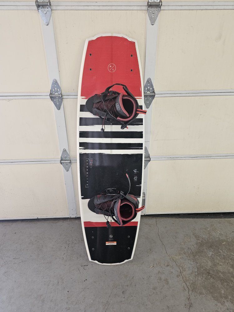 Hyperlite Franchise Series Wakeboard 142 cm with Session Bindings Men's 10-14 Boots