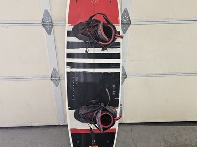 Hyperlite Franchise Series Wakeboard 142 cm with Session Bindings Men's 10-14 Boots