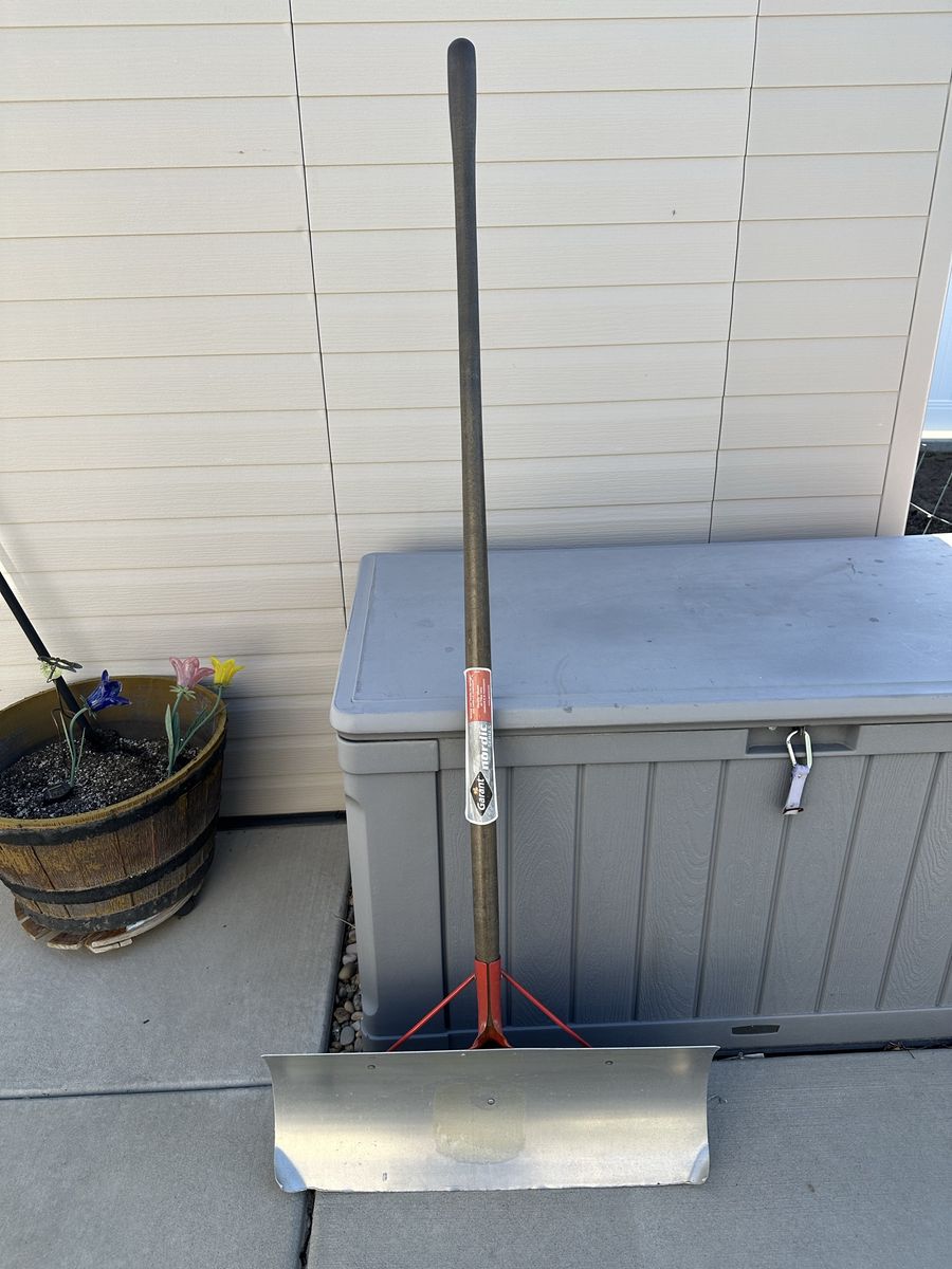 Snow shovel