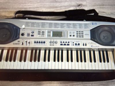Casio LK-90TV Keyboard: Key Lighting System, Microphone W Case