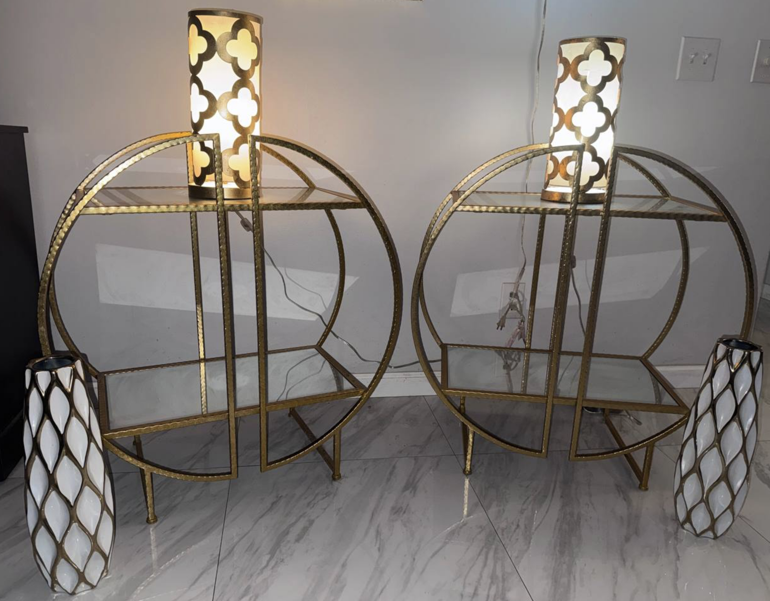 Gold finish & mirrored end tables/Decorative shelves, decorative vases. Excellent/like new condition!