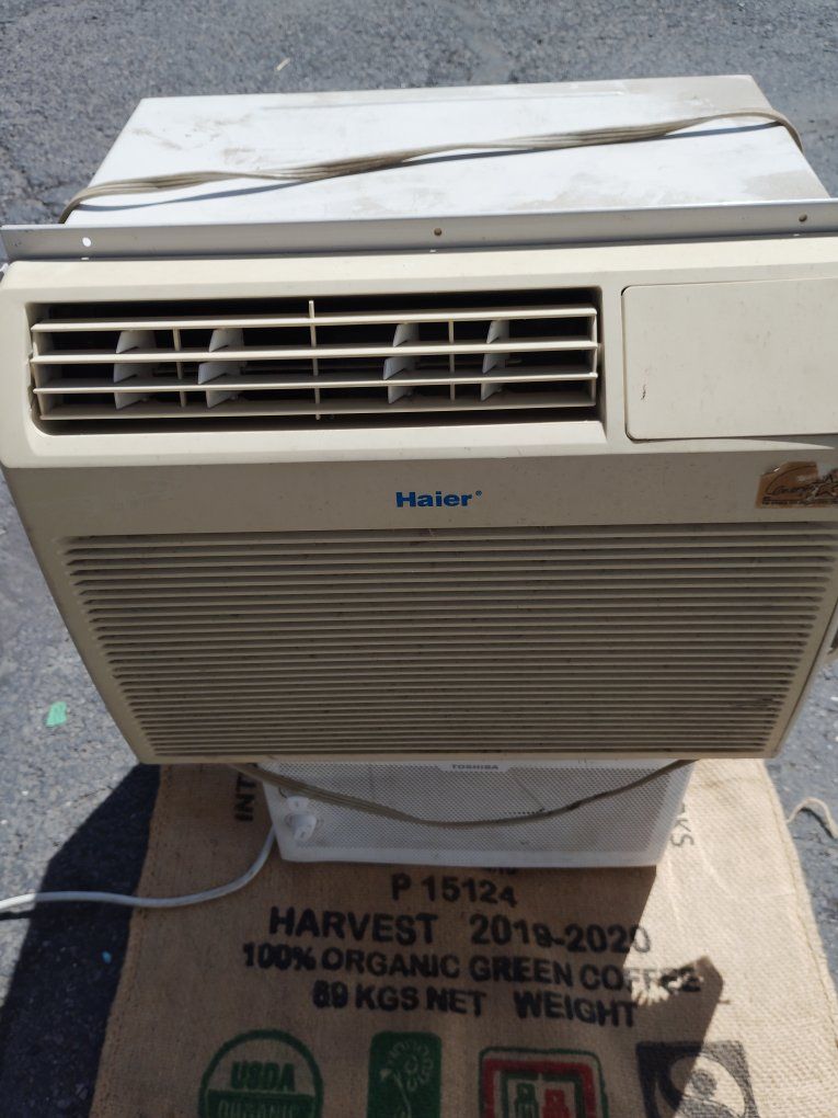 Haier HW-05CA12 5,000 BTU 115V Room Air Conditioner - Window Unit