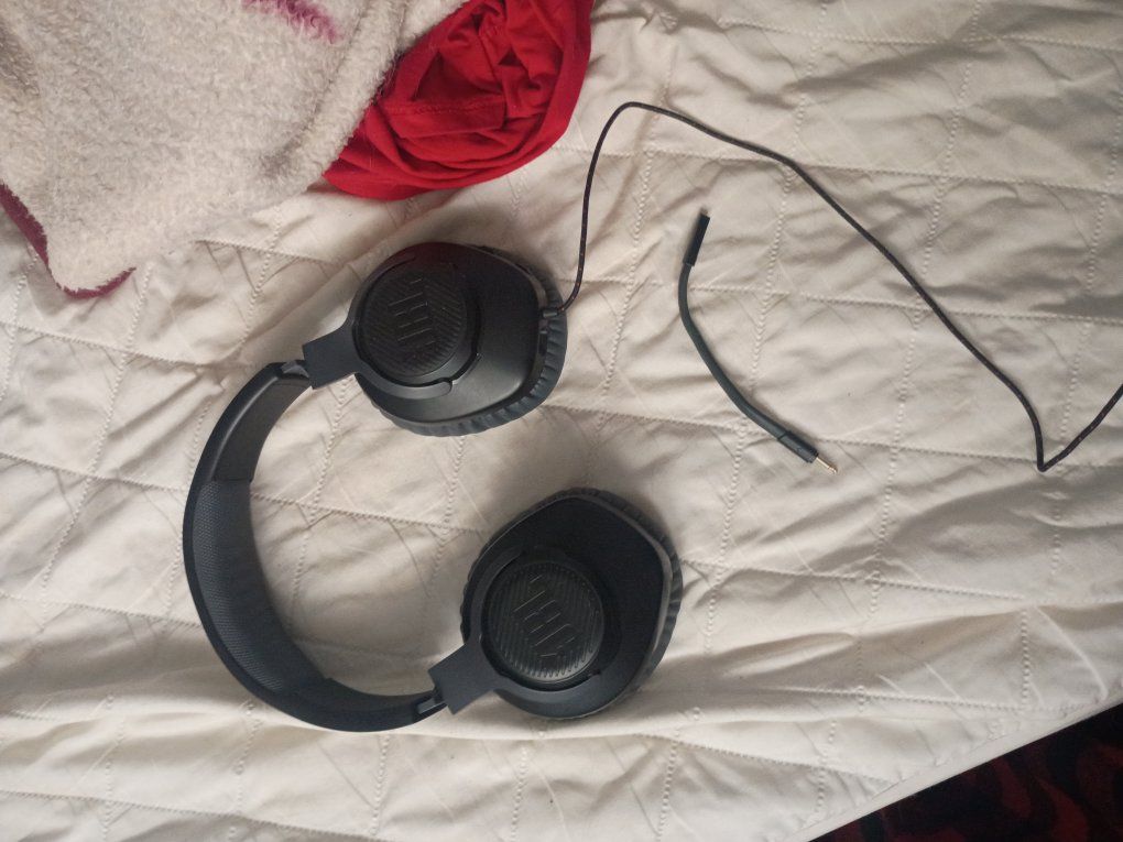 quantum headphones with detachable mic